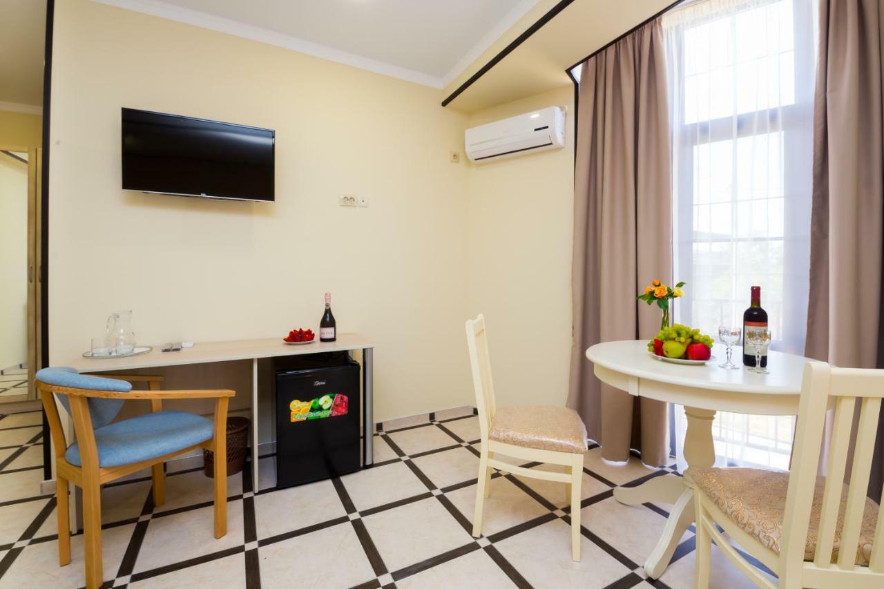 Bmg Hotel Sukhumi Eksteriør bilde
